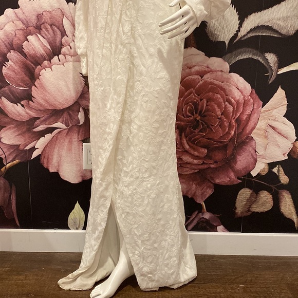 Beautiful White Dress with Slit ( will need a dry clean ) - Picture 4 of 16